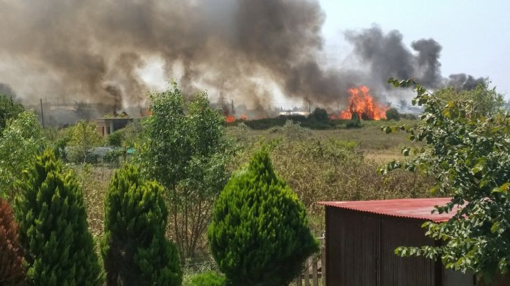 Κάηκαν σπίτια και θερμοκήπια από τη φωτιά στην Πρέβεζα