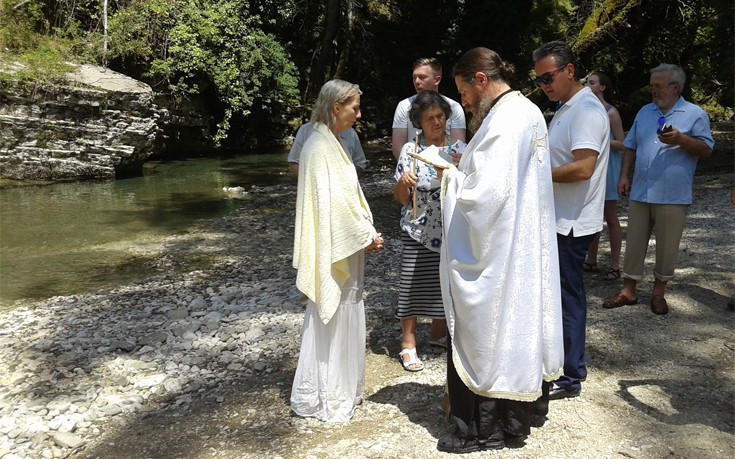 Από την Αυστραλία στην Ελλάδα για να βαφτιστεί Χριστιανή Ορθόδοξη