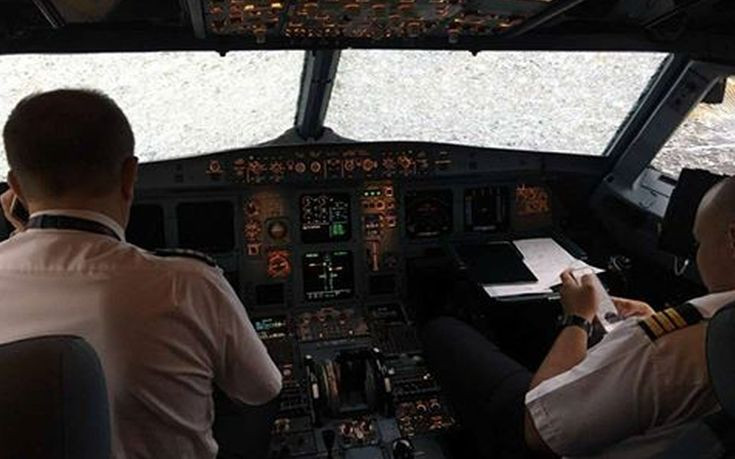 Άθλος Ουκρανού πιλότου που προσγείωσε αεροπλάνο στα τυφλά