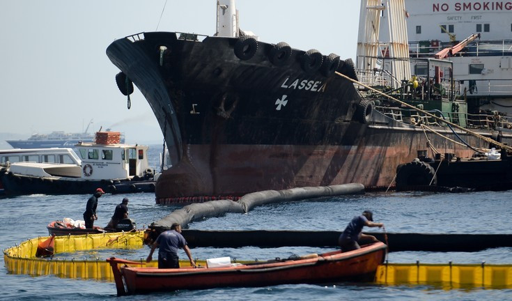 Συλλήψεις για λαθρεμπόριο στο πλοίο που έκανε απάντληση στο «Αγία Ζώνη ΙΙ»