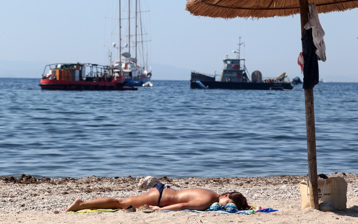 Μπάνιο στις παραλίες της Αττικής παρά τη ρύπανση