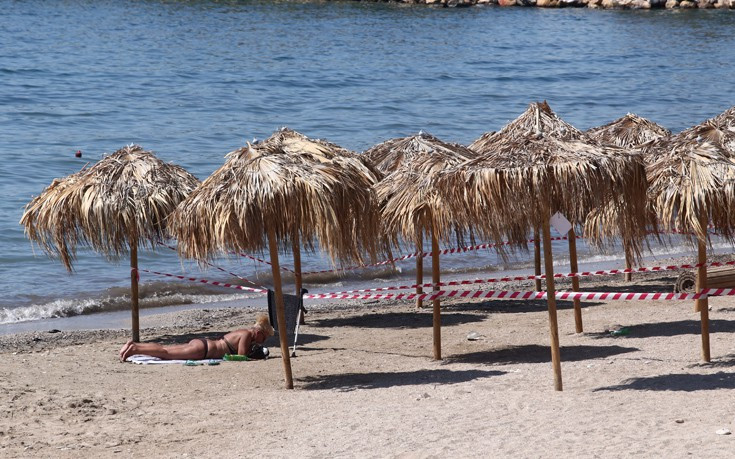 Ο δήμος Κασσάνδρας απομακρύνει ομπρέλες από τις παραλίες
