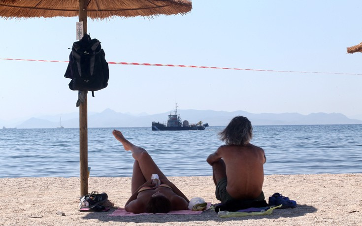 Η πίσσα και το μαζούτ συνεχίζουν την καταστροφική πορεία στις ακτές της Αττικής