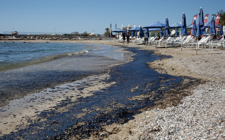 Η πετρελαιοκηλίδα έφτασε μέχρι τις παραλίες σε Ελληνικό και Άλιμο