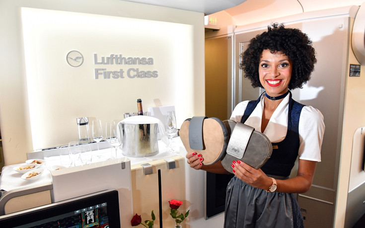 Το πλήρωμα της Lufthansa απογειώνεται φορώντας παραδοσιακές βαυαρικές φορεσιές