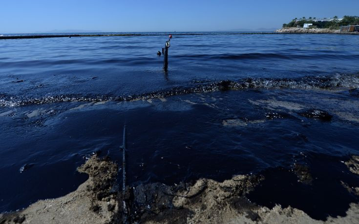 Παραδίδονται οι ακτές του Παλαιού Φαλήρου που επλήγησαν από την πετρελαιοκηλίδα