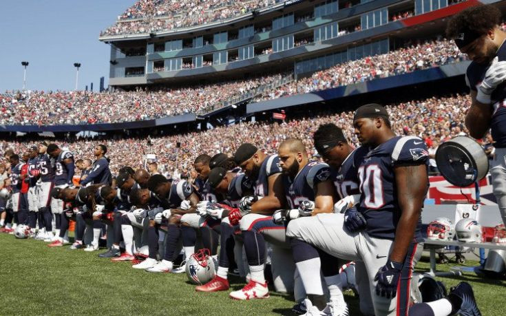 Παίκτες του NFL αψηφούν τον Τραμπ και γονατίζουν στον εθνικό ύμνο