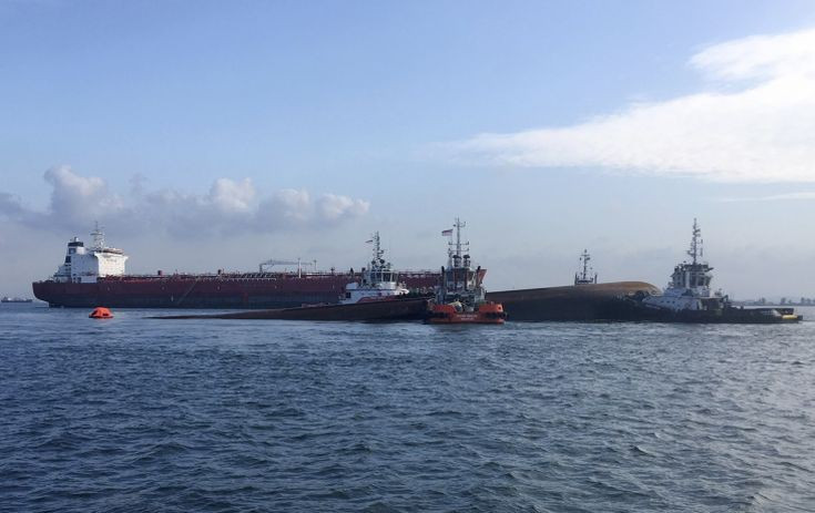 Σύγκρουση πλοίων με δύο νεκρούς στη Σιγκαπούρη