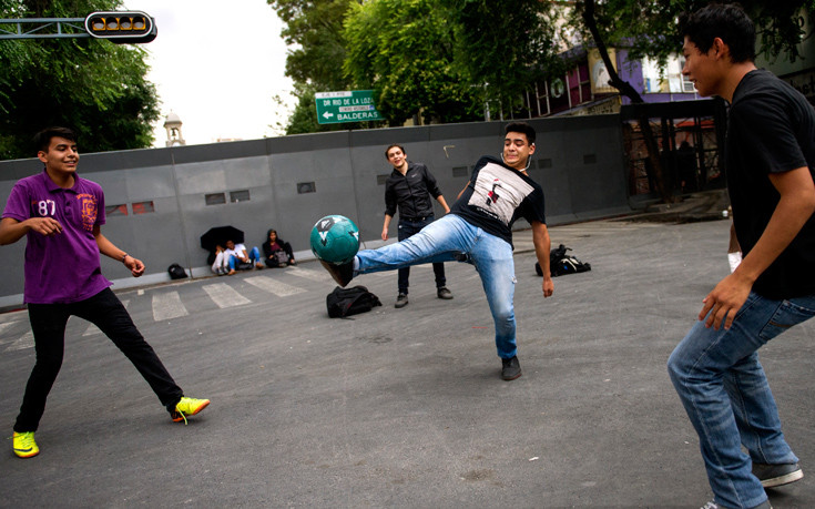 Η αστυνομία αγγλικής πόλης αποκαλεί το ποδόσφαιρο στον δρόμο «αντικοινωνική συμπεριφορά»