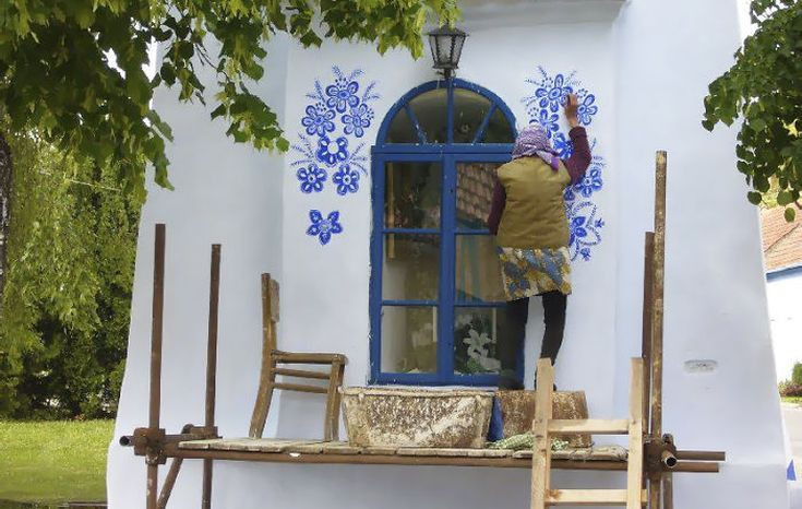 Ενενηντάχρονη μετατρέπει το χωριό της σε έργο τέχνης ζωγραφίζοντας