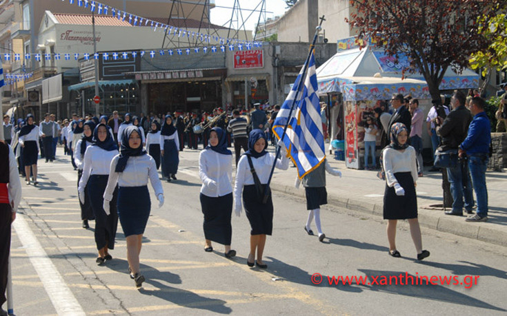 Μαθήτριες έκαναν παρέλαση στην Ξάνθη, όλες με μαντίλες