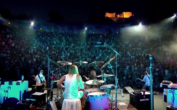 Οι Foo Fighters παίζουν το «The Pretender» με φόντο την Ακρόπολη