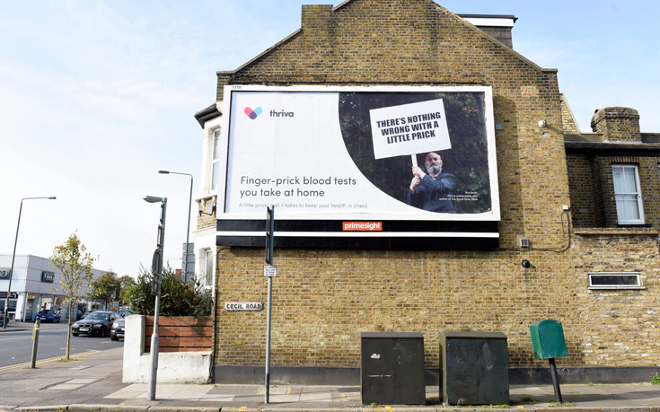Βρετανός με μικρό πέος διαφημίζει τα… κυβικά του σε γιγαντοαφίσα