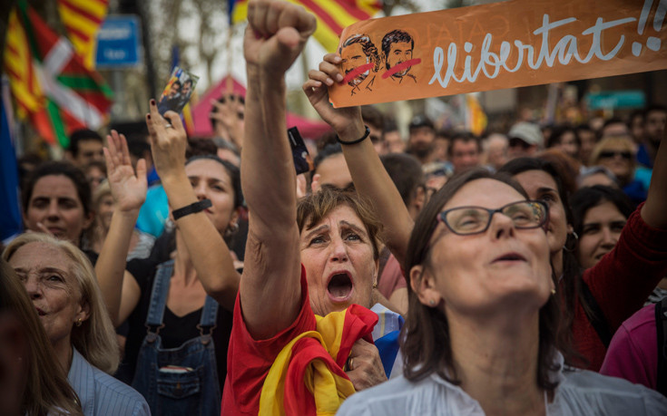 Συγκρούσεις στη Βαρκελώνη σε διαδήλωσεις υπέρ και κατά της ανεξαρτησίας της Καταλονίας