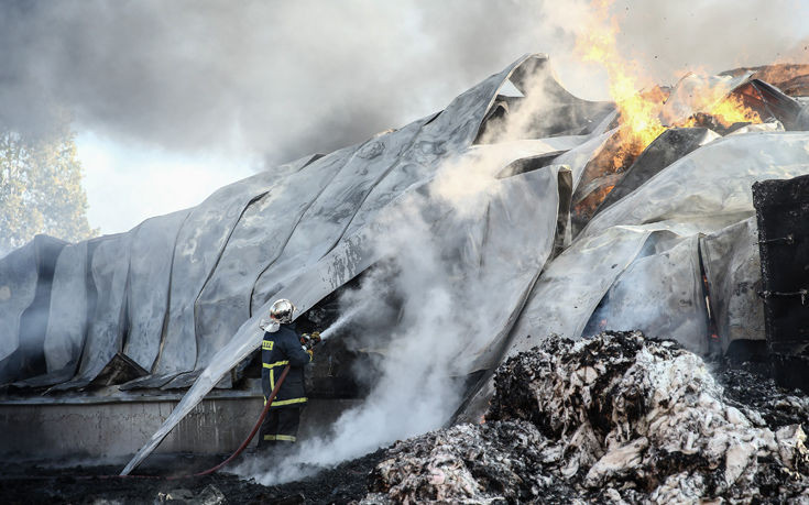 Μαίνεται η πυρκαγιά στην αποθήκη χαρτικών στο Μενίδι