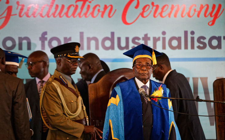 Σε τελετή αποφοίτησης η πρώτη εμφάνιση Μουγκάμπε μετά το πραξικόπημα