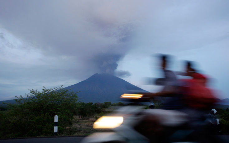Χαλαρώνουν τα μέτρα ασφαλείας γύρω από το ηφαίστειο στο Μπαλί
