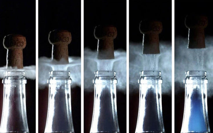 Η μυστική μπλε ομίχλη που κρύβεται σε κάθε μπουκάλι σαμπάνιας