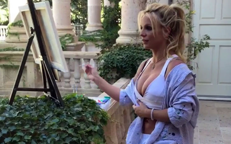 Η Britney Spears με σέξι εμφάνιση, ζωγραφίζει και ακούει Μότσαρτ