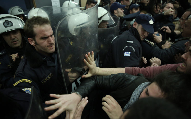 Βίντεο με τα σοβαρά επεισόδια στο Ειρηνοδικείο Αθηνών