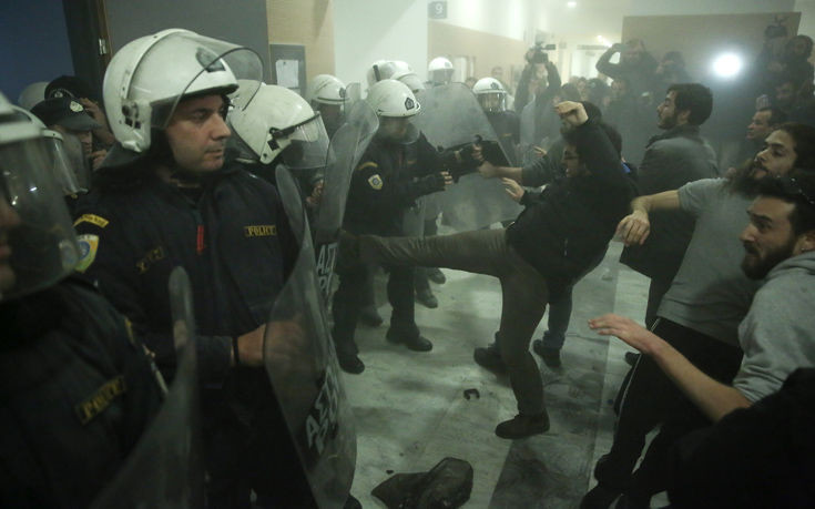 Καταδικάζουν οι δικηγόροι τη ρίψη χημικών στο Ειρηνοδικείο Αθηνών
