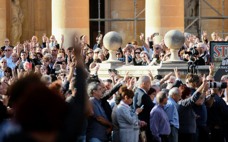 Χιλιάδες άνθρωποι στην κηδεία της Μαλτέζας μπλόγκερ που δολοφονήθηκε