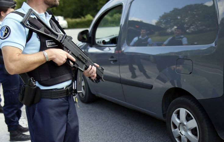 Στρατιωτικός στη Γαλλία πυροβόλησε άνδρα που απειλούσε με μαχαίρι την περίπολό του