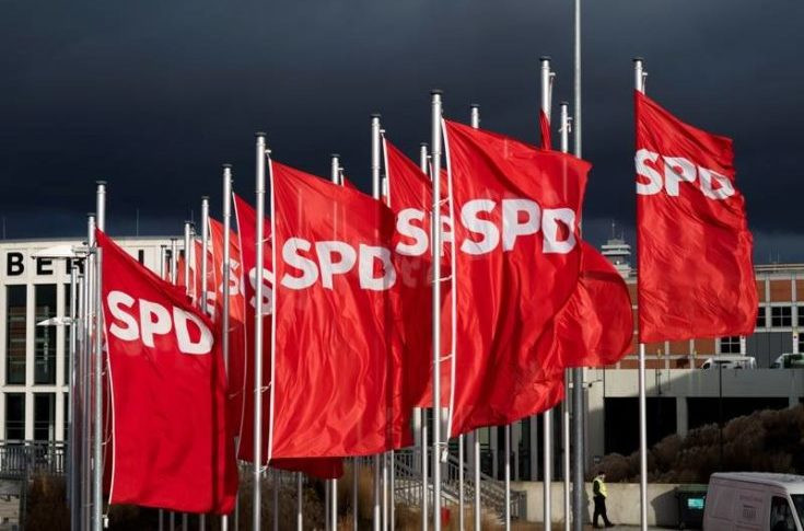 Υπέρ της παραμονής του στον κυβερνητικό συνασπισμό αποφάσισε το SPD