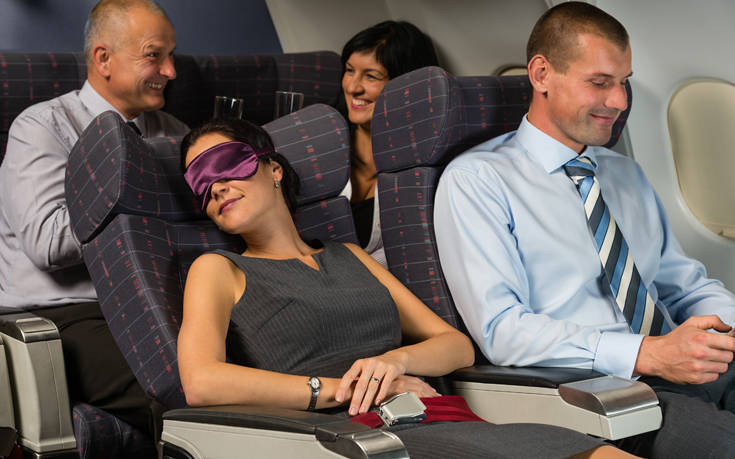 Πώς μπορείτε να κοιμηθείτε σαν πουλάκι μέσα στο αεροπλάνο
