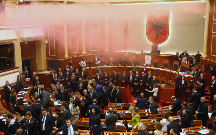 Βουλευτές της αντιπολίτευσης άναψαν… καπνογόνα μέσα στην αλβανική Βουλή