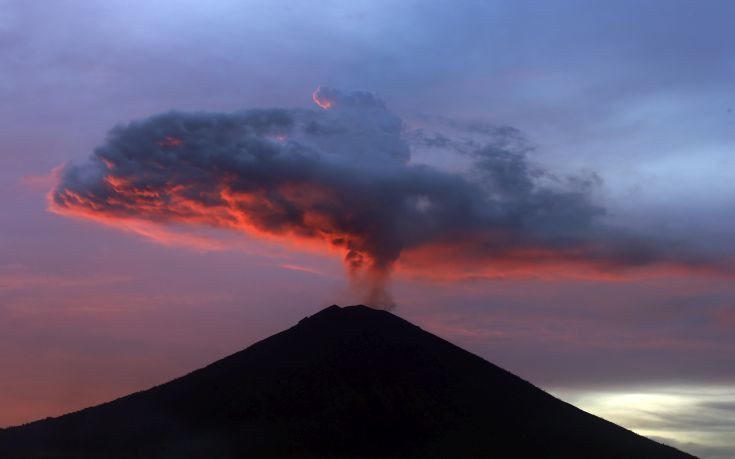 Νέες ματαιώσεις πτήσεων στο Μπαλί υπό τον φόβο του ηφαιστείου Αγκούνγκ