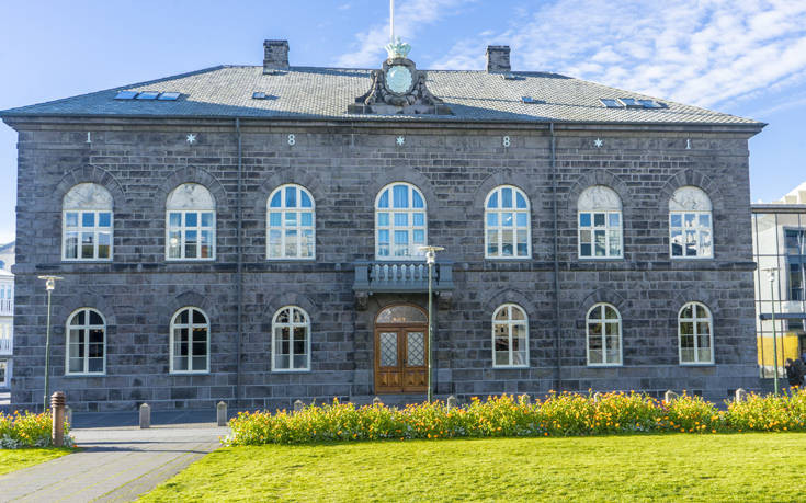 Η Ισλανδία έγινε η πρώτη χώρα που επιβάλλει ίση αμοιβή για άντρες και γυναίκες