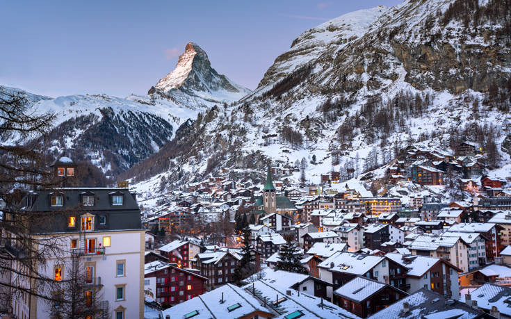 Δεκατρείς χιλιάδες τουρίστες έχουν αποκλειστεί σε χιονοδρομικό κέντρο της Ελβετίας
