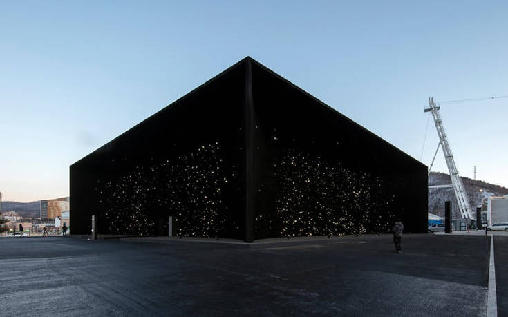 To σκοτεινότερο κτίριο του κόσμου περιμένει να σε καταπιεί στη μαυρίλα του