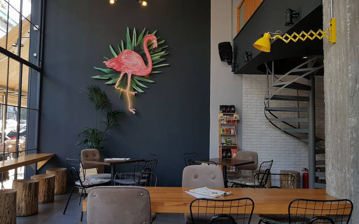 Το Flamingo στο Παγκράτι έχει εξωτική διάθεση και ενδιαφέρουσες γευστικές ιστορίες να σου πει