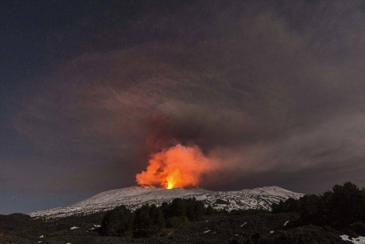 Το ηφαίστειο της Αίτνας «τσουλάει» αργά προς τη θάλασσα!