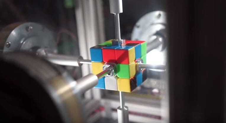 Ρομπότ έλυσε τον κύβο του Ρούμπικ σε 0,38 δευτερόλεπτα