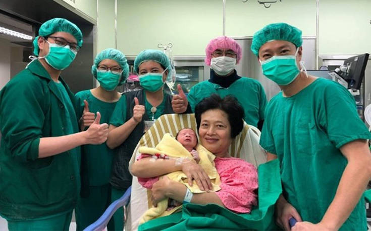 Γυναίκα στην Ταϊβάν έγινε μητέρα για δεύτερη φορά στα 62 της