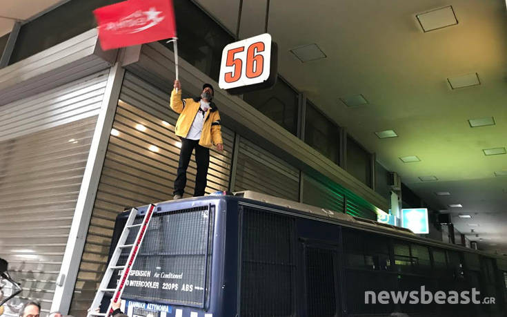 Διαδηλωτής ανέβηκε σε κλούβα της αστυνομίας και ύψωσε σημαία της ΛΑΕ