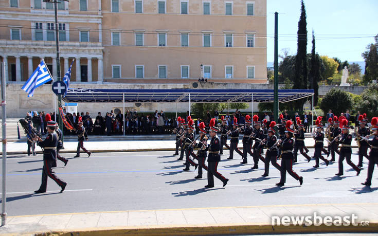 Η μαθητική παρέλαση στο κέντρο της Αθήνας για την 25η Μαρτίου