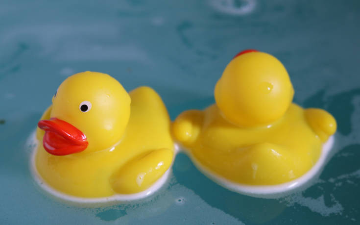 Γιατί τα πλαστικά παπάκια κρύβουν κινδύνους για τα παιδιά στο μπάνιο