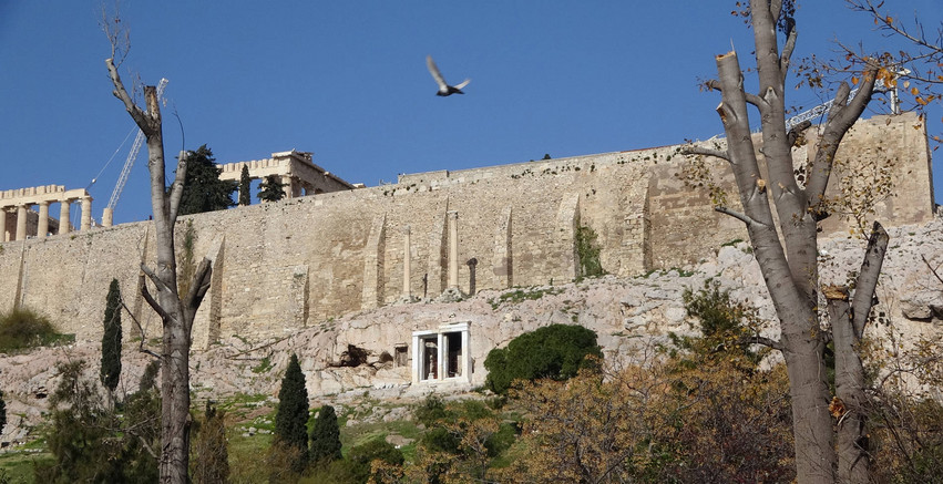 Ο κρυμμένος ναός της Παναγίας μέσα στον ιερό βράχο της Ακρόπολης