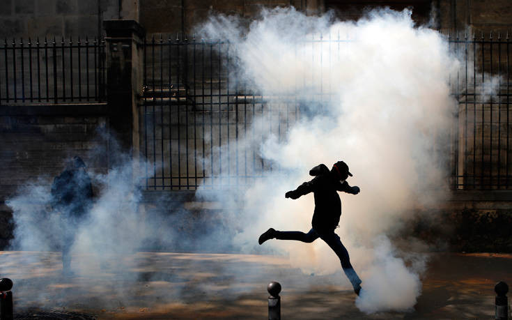 Συγκρούσεις και ταραχές σε πορεία συνδικάτων στο Παρίσι