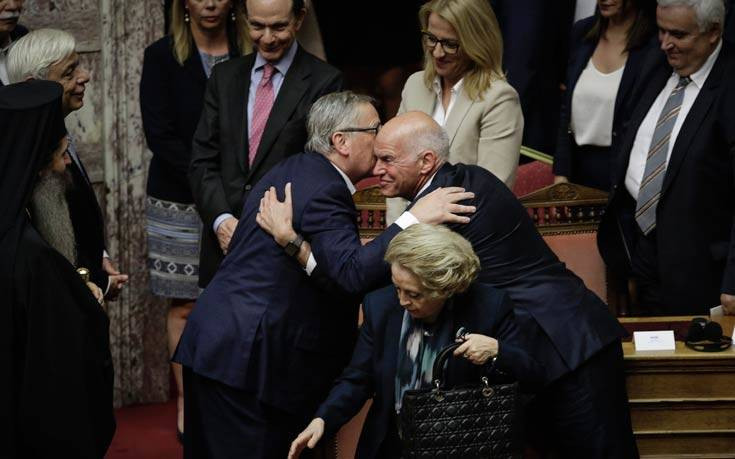Η αγκαλιά του Γιούνκερ και του Παπανδρέου στη Βουλή