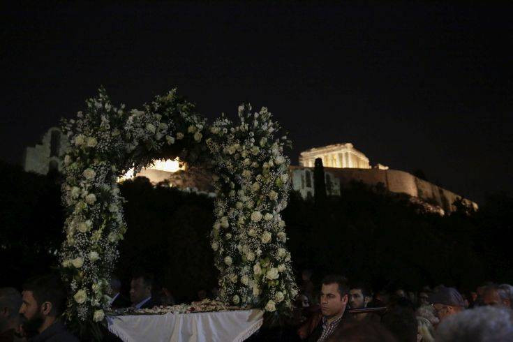 Η περιφορά του Επιταφίου κάτω από την Ακρόπολη