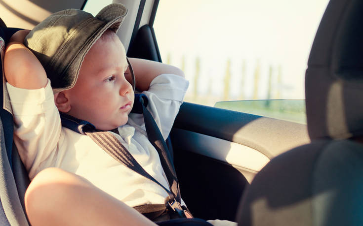 Επικίνδυνο το παθητικό κάπνισμα για τα παιδιά σε αυτοκίνητα, όταν οι ενήλικες καπνίζουν μέσα σε αυτά