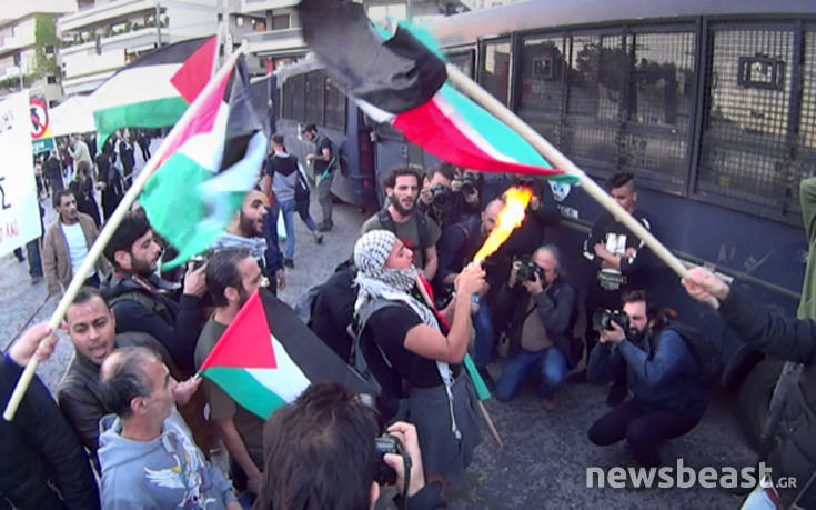 Έκαψαν χάρτινη σημαία του Ισραήλ έξω από την πρεσβεία