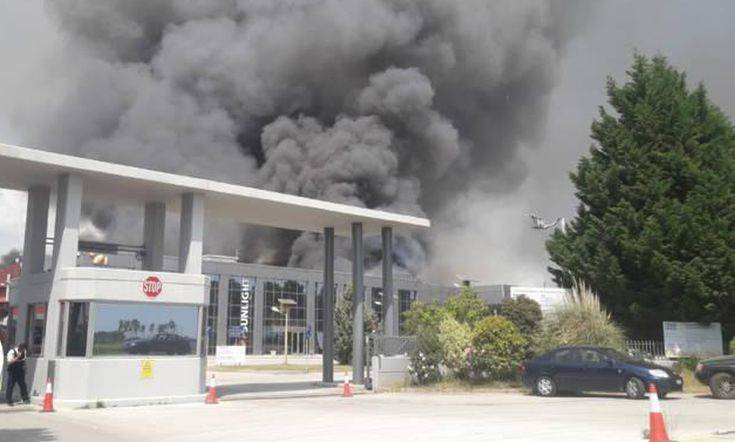 Υπό έλεγχο η μεγάλη πυρκαγιά στο εργοστάσιο στη Ξάνθη