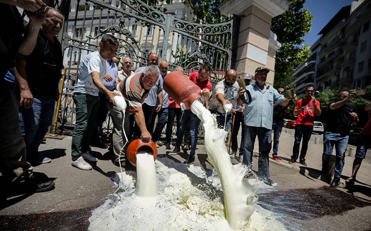 Έριξαν γάλα στην είσοδο του υπουργείου Μακεδονίας &#8211; Θράκης