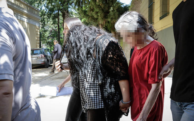Απολογείται η 19χρονη και η μητέρα της που σόκαραν το πανελλήνιο